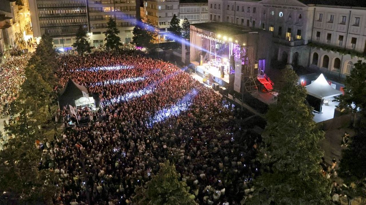 Fenómeno Camela en Ferrol 6 500 personas abarrotaron la plaza de Armas