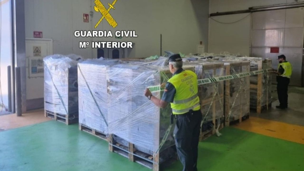 La Guardia Civil requisa 15 toneladas de pez espada ilegal en un camión