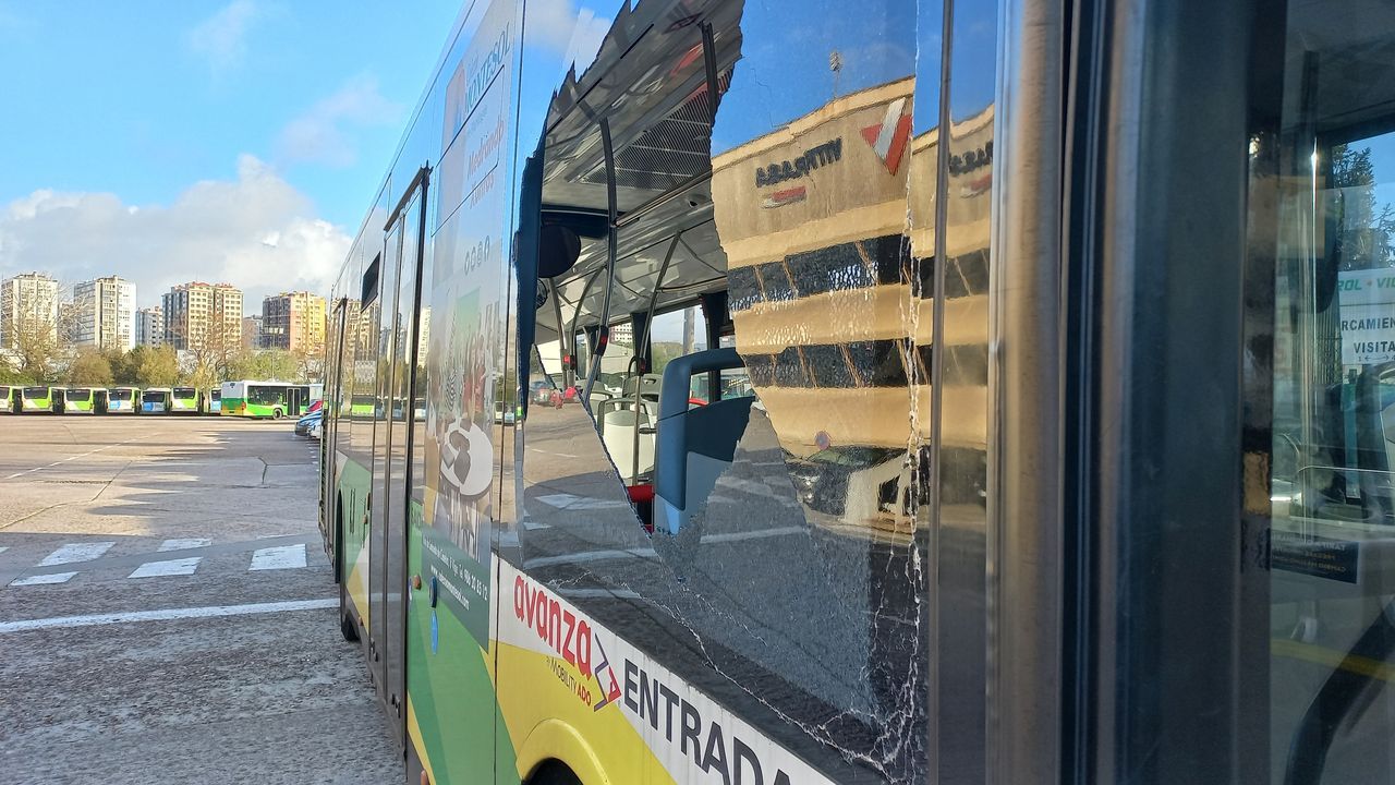 Vitrasa sufre ataques vandálicos con piedras a dos buses en Vigo a 24