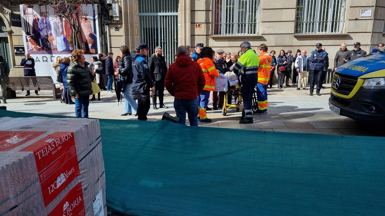 Herida Una Mujer En La Calle Del Paseo De Ourense Tras Caerle Encima