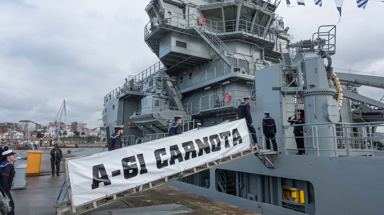 El buque militar Carnota entrena con un barco de Salvamento Marítimo