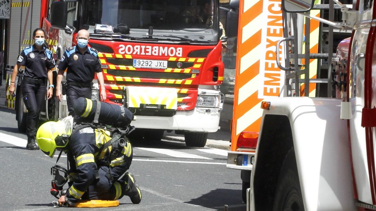 Un Incendio Arrasa Maquinaria Y Da A Parte Del Tejado De La Serrer A