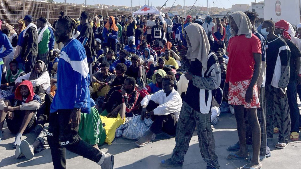 M S De Migrantes Llegan A La Isla Italiana De Lampedusa