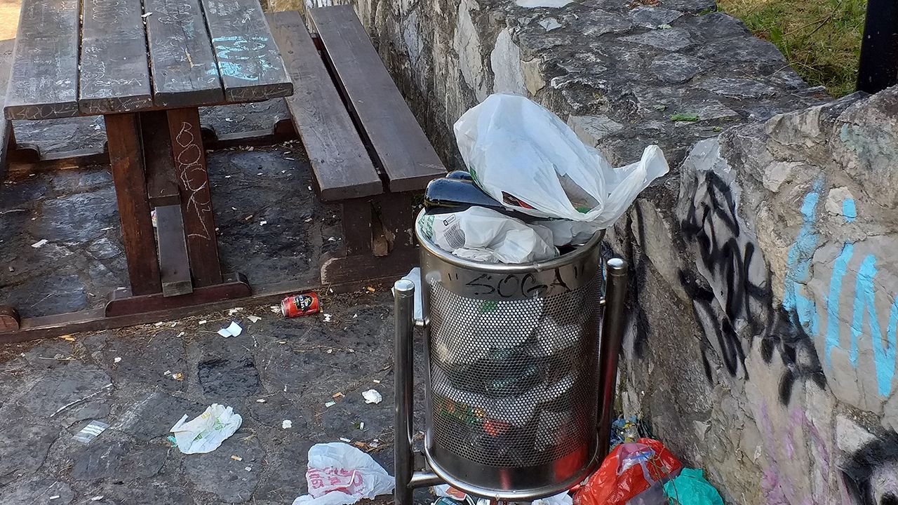 Denunciadas diez personas por hacer botellón en un parque de Gijón