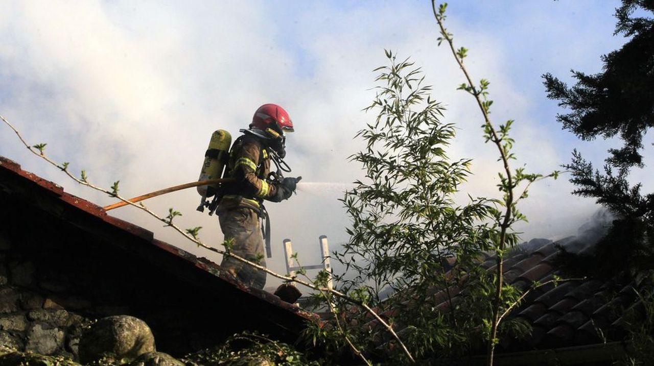 Un Incendio Deja Graves Destrozos En Una Casa De Aldea En Pant N