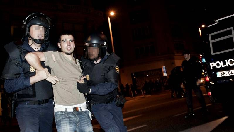 La Policía desaloja de madrugada a los indignados de la puerta del Sol tras  la concentración del 15-M