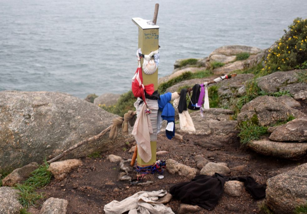 Las quemas en el cabo Fisterra le dan aspecto de basurero Las quemas en el cabo Fisterra le dan aspecto de basurero