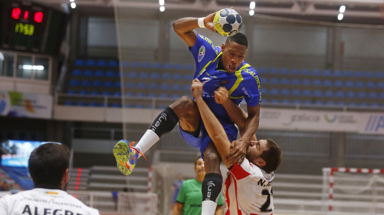 Un Teucro Con Dinamita En Ataque