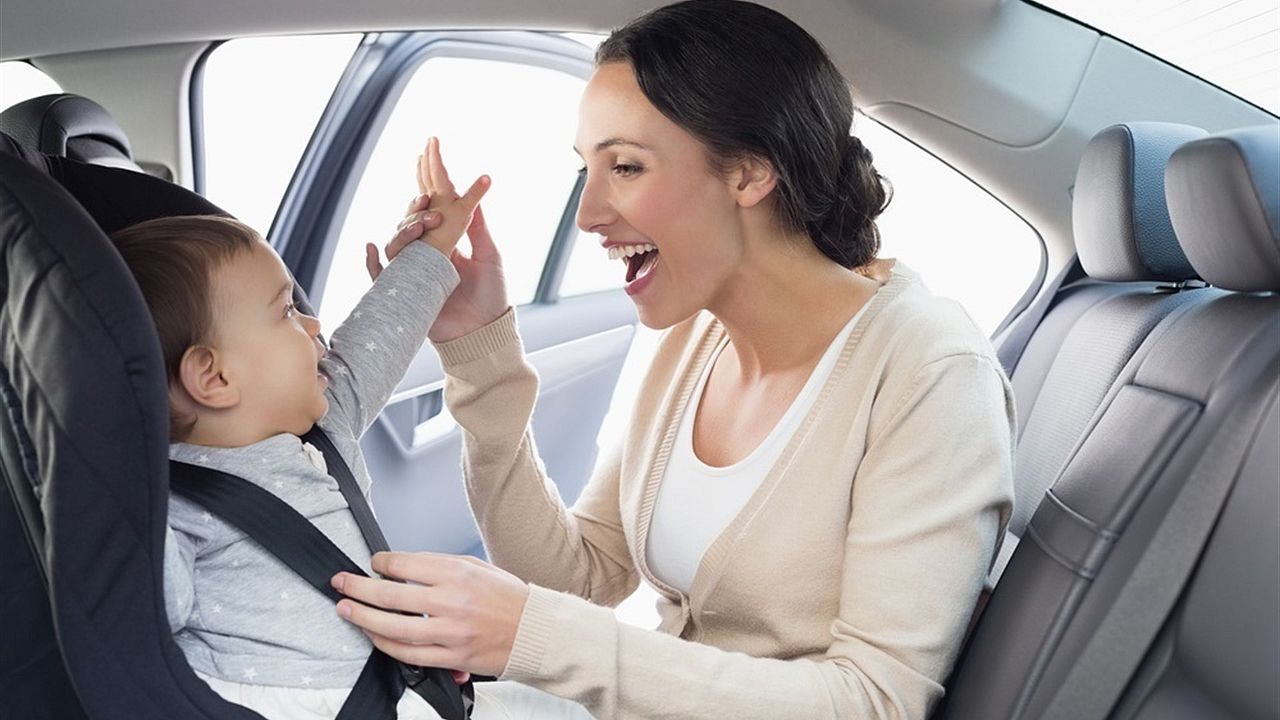 silla de niño con bebe falso al lado de carretera silla de niño con bebe falso al lado de carretera