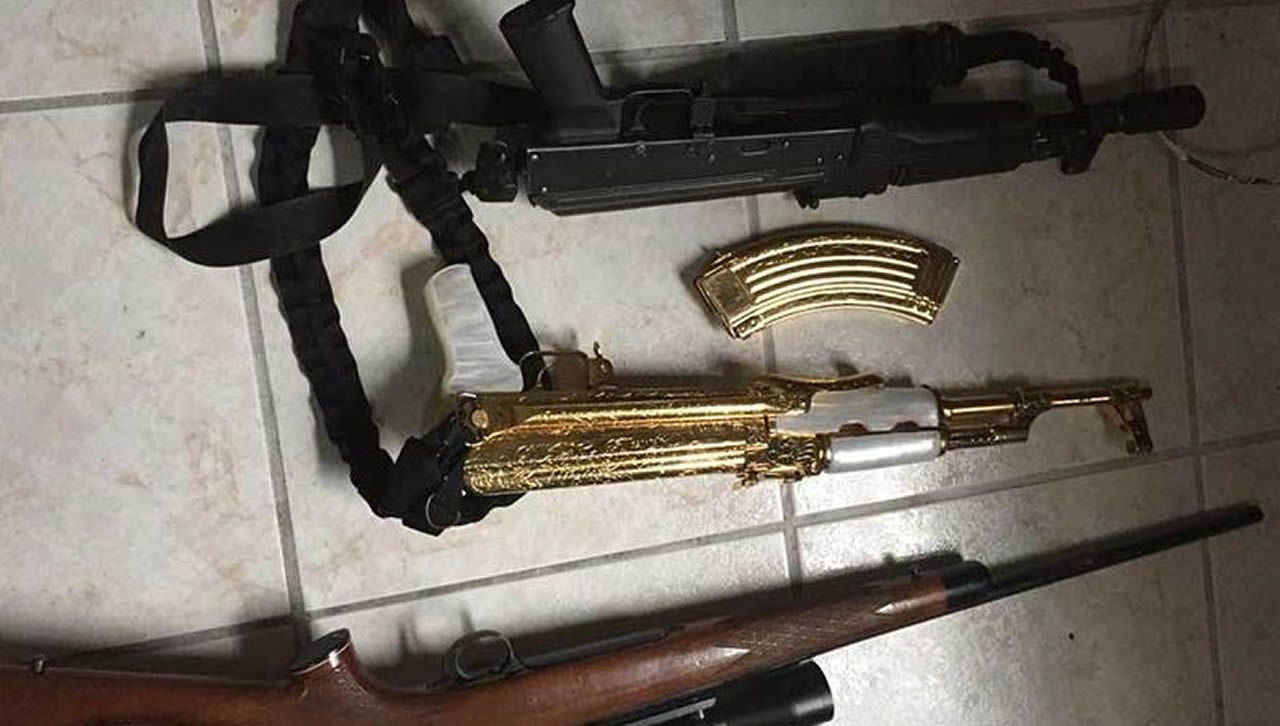 El Ejercito Mexicano Decomisa Un Fusil Ak 47 Banado En Oro