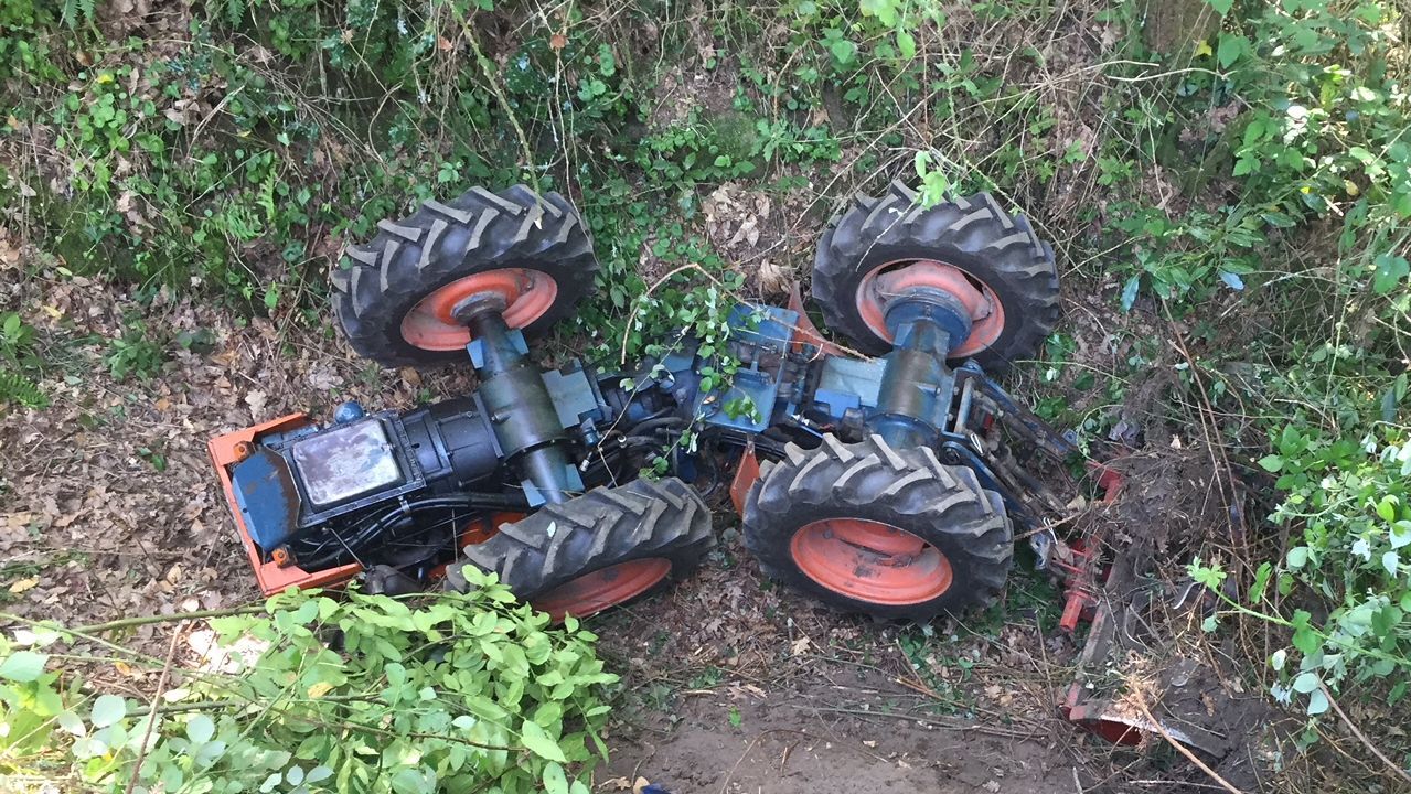 Fallece un octogenario de A Estrada tras volcar el tractor que ...