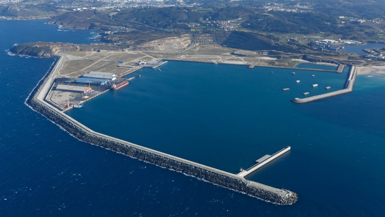 A Coruña reclamará la condonación de la deuda del puerto de Langosteira