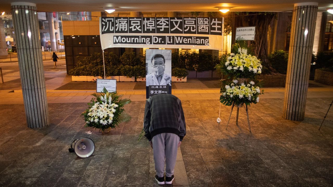 Oleada de dolor y desconfianza tras la muerte del médico Li Wenliang