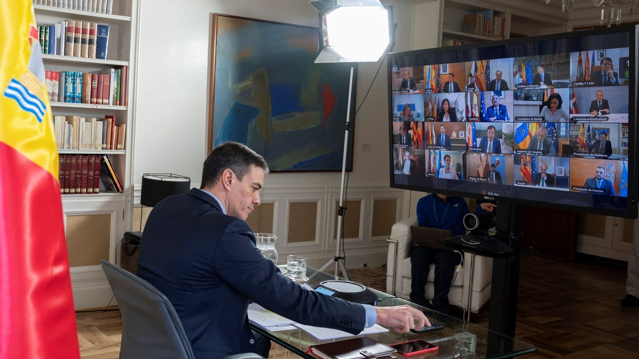 Pedro Sánchez en videoconferencia con los presidentes autonómicos.