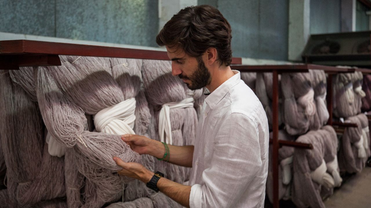 Así son las zapatillas que conquistan a Felipe VI: 100% españolas y con  lista de espera