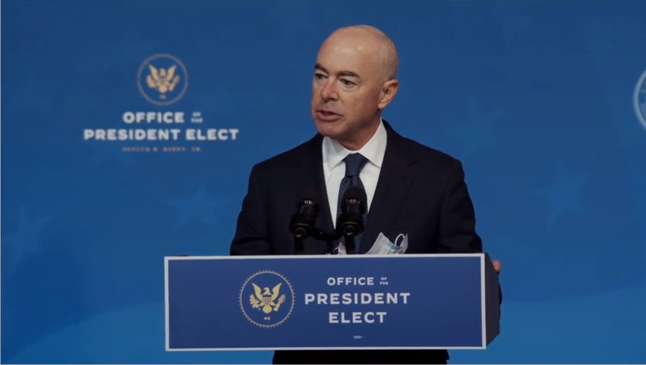 Alejandro Mayorkas, el guiño de Joe Biden a los inmigrantes
