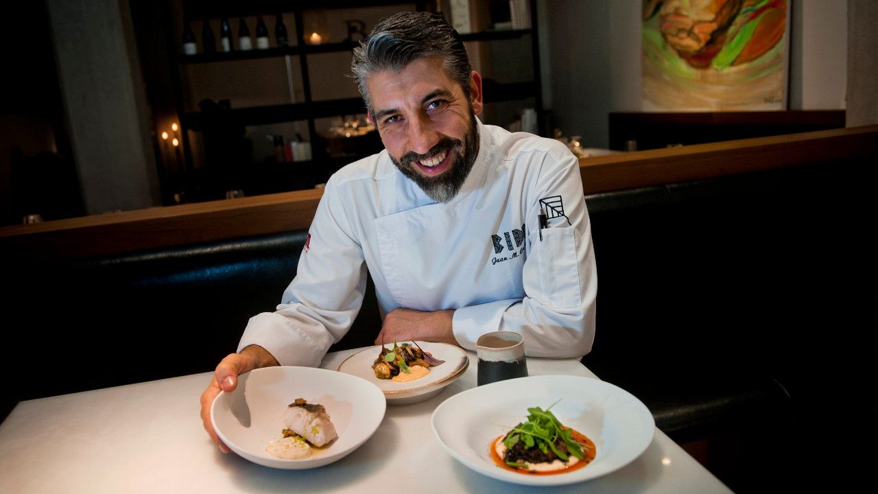 El chef Xon Crujeiras lidera el restaurante BIDO, en el centro de A Corua. Previamente, conduca A Estacin de Cambra, galardonado con una Estrella Micheln, de la mano de Beatriz Sotelo.