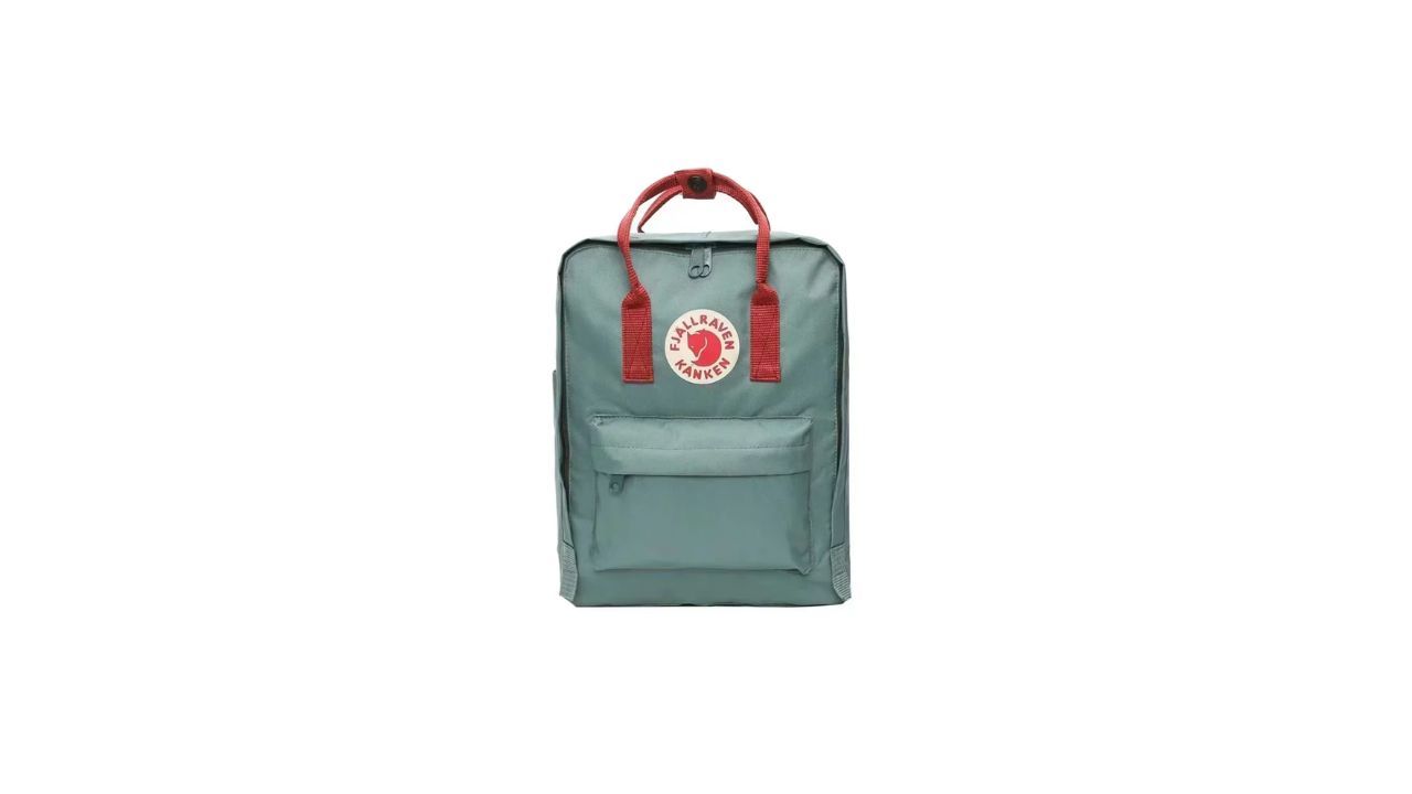 La Fjallraven Kanken mochila port�til es un cl�sico que no pasa de moda. Su dise�o reconocible la convierte en una pieza ic�nica tanto en campus universitarios como en entornos creativos. Adem�s del estilo, ofrece versi�n adaptada para ordenador port�til. Es ideal para quienes buscan combinar funcionalidad con una est�tica atemporal.