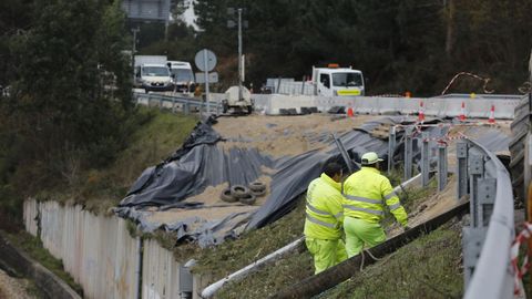 Obras de reparación del socavón provocado por la filtración de agua