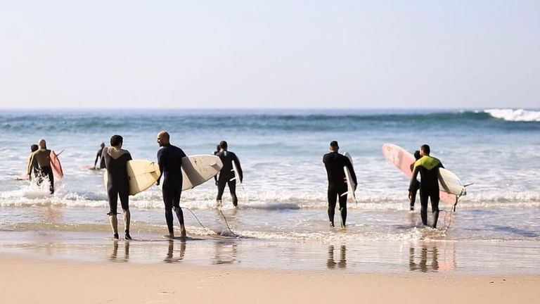 Clases de surf en el playa de Nemiña, en el municipio de Muxía