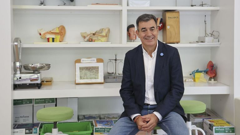 <span lang="gl">Román Rodríguez, conselleiro de Educación: «A convivencia nos centros é boa, pero hai que reforzar a autoridade dos profesores» </span>