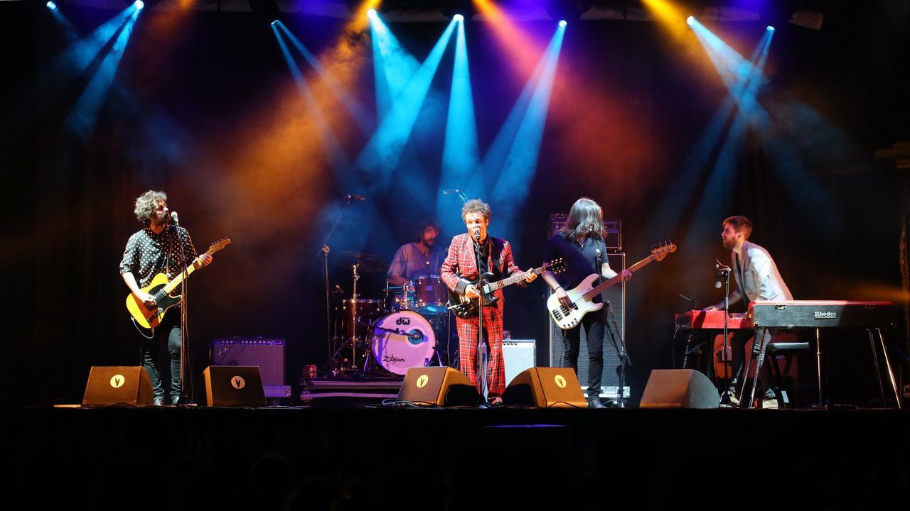 Los lobos matan 20 ovejas en una explotacin de Sarria.Concierto de Adrin Costa