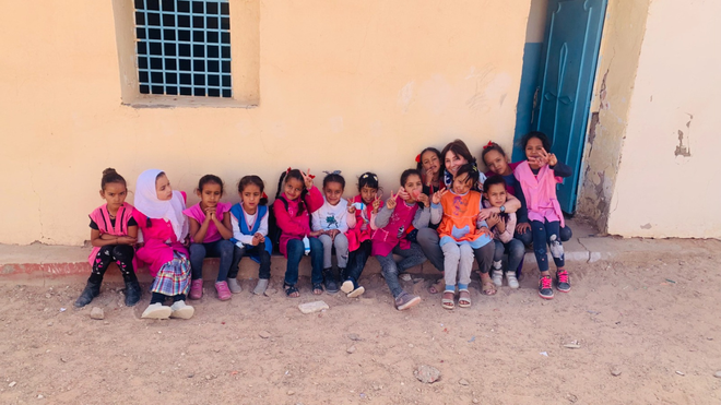 La ovetense Sol Esp�as, junto con un grupo de ni�os saharauis