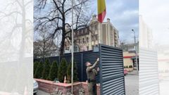 El Geo encargado de arriar la bandera espaola en la embajada antes de ser evacuada