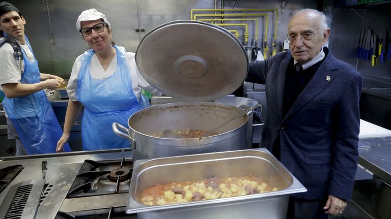 La Navidad en las entidades sociales: un menú de salpicón langostinos y carne para 1.500 personas