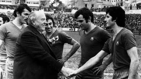 Santiago Bernabu, durante los saludos en presencia de Arturo Otero, el capitn del Racing de Ferrol