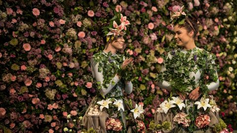 Dos bailarinas posan en la vspera de la Feria de Flores Harrogate Spring en el Great Yorkshire, al norte de Inglaterra