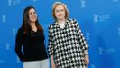 Hillary Clinton, con la directora del documental, Nanette Burstein, en la Berlinale