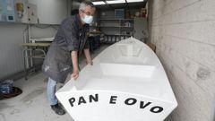 El profesor Daniel Paz Queiruga con la embarcacin que fue construida en el taller de Metais e Polmeros del instituto de Xove