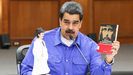 Maduro muestra el libro El  movimiento antiimperialista de Jess en una conferencia de prensa junto a la figura de un mdico