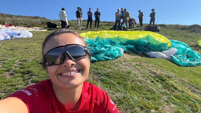 La cantante de ópera que se atrevió a volar y ya suma medallas en parapente