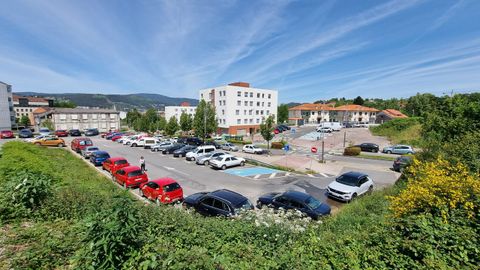 El terreno en Valdecorvos que ofrece el Concello de Pontevedra para construir vivienda protegida se utiliza como aparcamiento de borde 