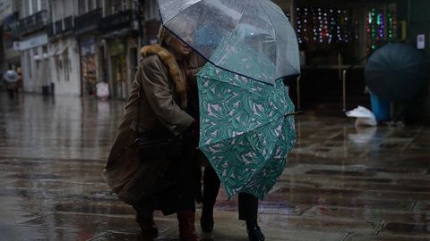Hoy es difcil abrir el paraguas en Galicia. En la imagen, A Corua. 
