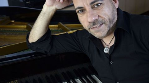 Juan Carlos Cambas fue durante 10 años pianista de Dulce Pontes.