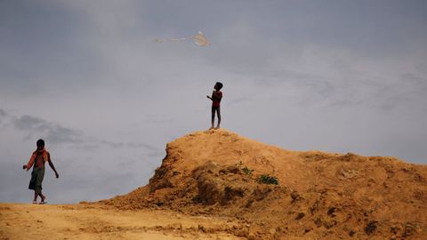Un nio rogingya juega con una cometa en Bangladesh.
