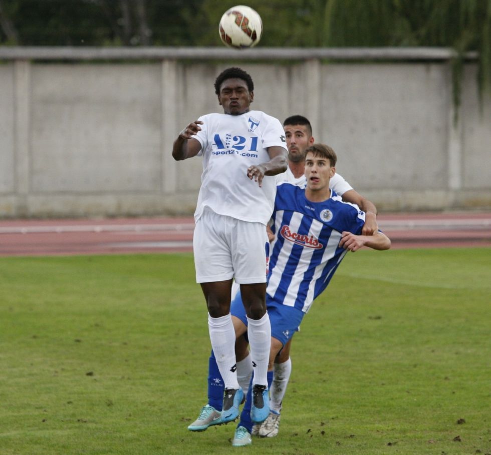 Gustavo Hurtado, cabeceando un bal�n, ocupar� su posici�n natural en el centro del campo. 