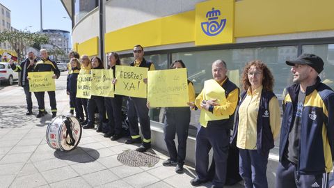 Protesta de los trabajadores de Correos en Narón