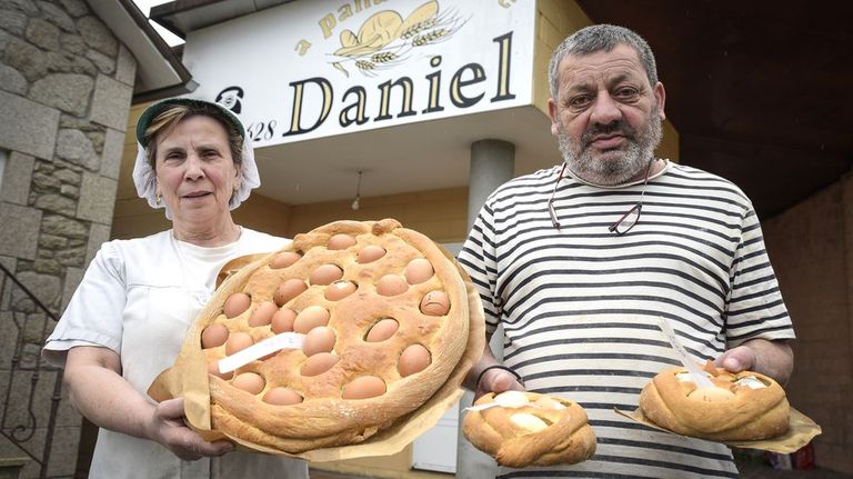 Marisol y Daniel, la tercera generación de la Panadería Daniel, que confecciona bollos tradicionales de Pascua en Barro.