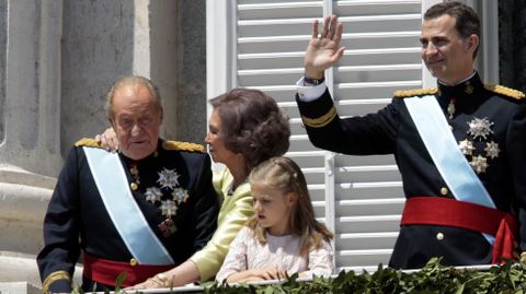 Parte de la Familia Real, saludando el da de la proclamacin de Felipe VI. 