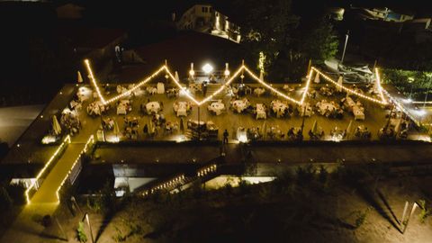 LA CENA. Preparada por el chef José Carlos Gómez, es en una terraza al aire libre, a la luz de las velas.