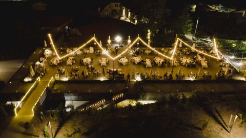 LA CENA. Preparada por el chef Jos Carlos Gmez, es en una terraza al aire libre, a la luz de las velas.