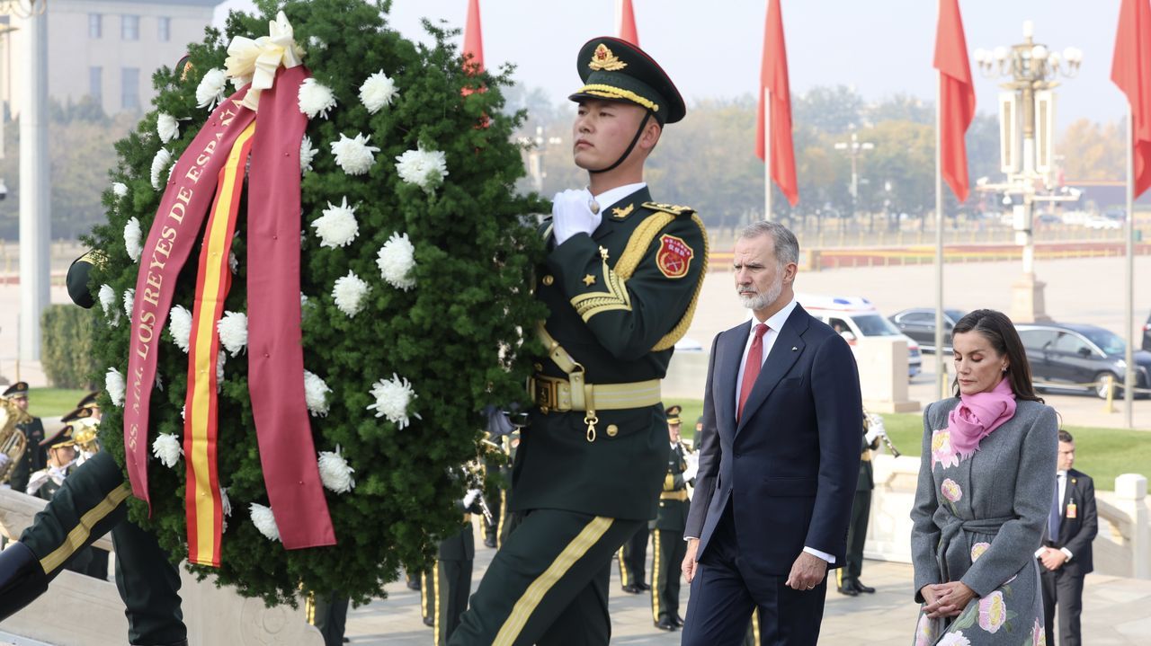  Los reyes de España, durante la ofrenda floral a los héroes caídos de China.
