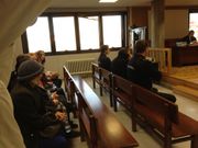 El acusado, sentado y custodiado por la polic�a en el banquillo en la primera sesi�n del juicio