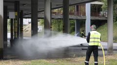 Un miembro de la UME desinfectando la estacin de autobuses de Ourense