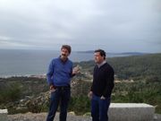 Jos� Manuel Peque�o y Jos� Manuel Traba, esta tarde en el mirador de O �zaro, con el Cabo Fisterra al fondo