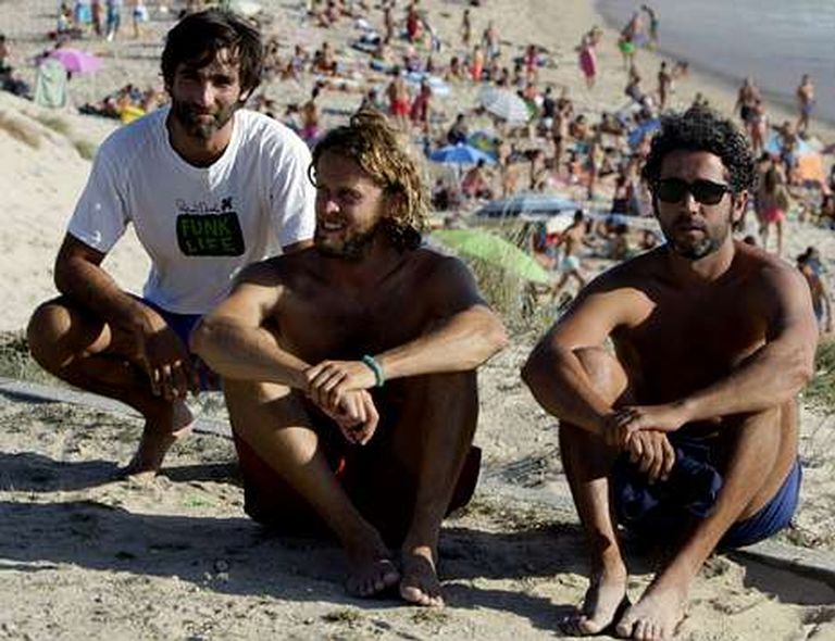 Los tres socorristas fuera de servicio que ayudaron a las jóvenes, ayer en Doniños.